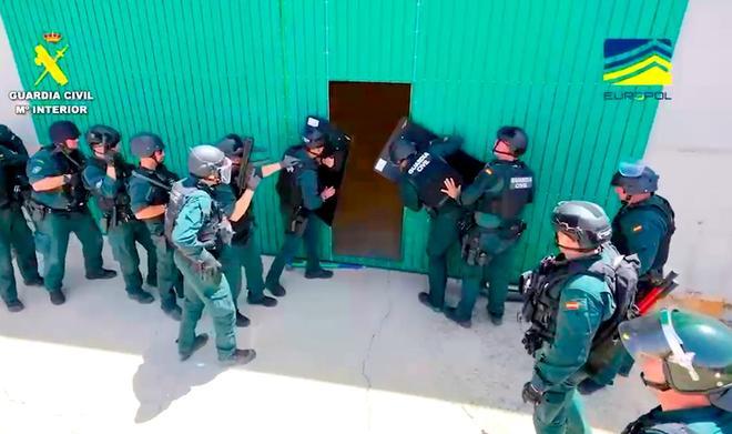 Golpe internacional al tabaco ilegal con registros en Sevilla, Huelva y otras cuatro provincias: 50 detenidos y seis fábricas desmanteladas