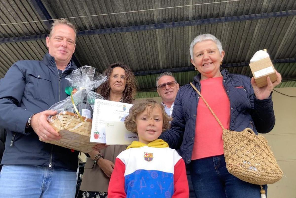 Orencita Miranda, con su premio, junto a Marcelino Marcos y  Marta Menéndez. | Á. R. 