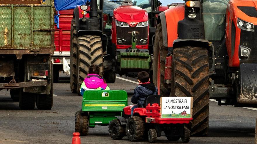 Les millors imatges del tall de l'AP-7 a l'Empordà per la protesta dels pagesos