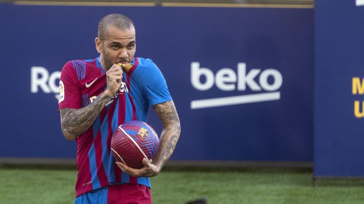 Alves besa el escudo durante la presentación.