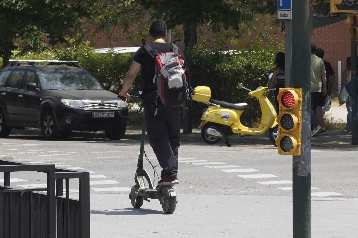 Un noi amb un patinet elèctric, fa uns dies per Girona.