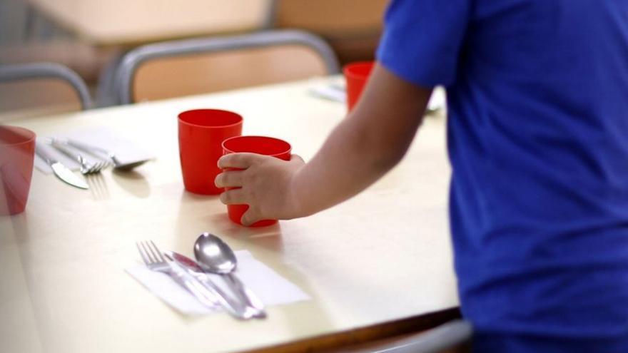 Un niño en un comedor escolar.