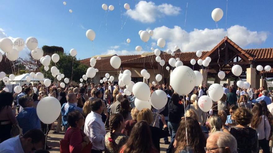 Cientos de globos blancos llenan el cielo valenciano para recordar a los seres queridos