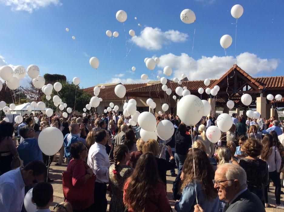 Cientos de globos blancos inundan el cielo valenciano para recordar a los seres queridos