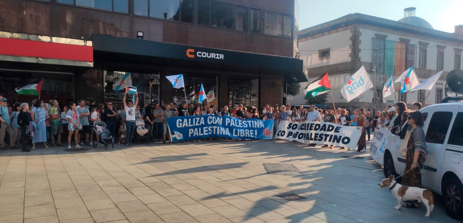 Una multitud de personas en una protesta a favor del pueblo palestino y contra la masacre de Israel, este lunes en la Farola de Urzáiz