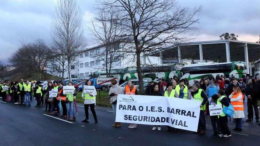 Concentración delante del IES de Ponteareas ayer por la tarde. // A.Hernández