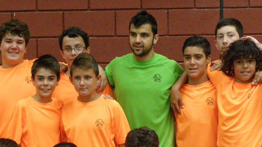 Charlie (en el centro) posa con varios jóvenes benaventanos.