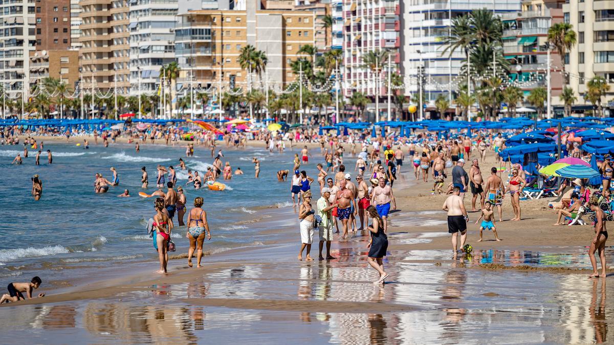 Aspecto que presentaba la playa de Levante de Benidorm en la mañana del lunes.