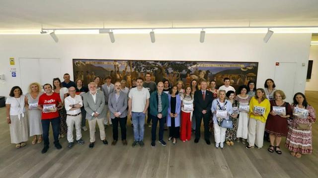 Representantes de los centros educativos y autoridades. |