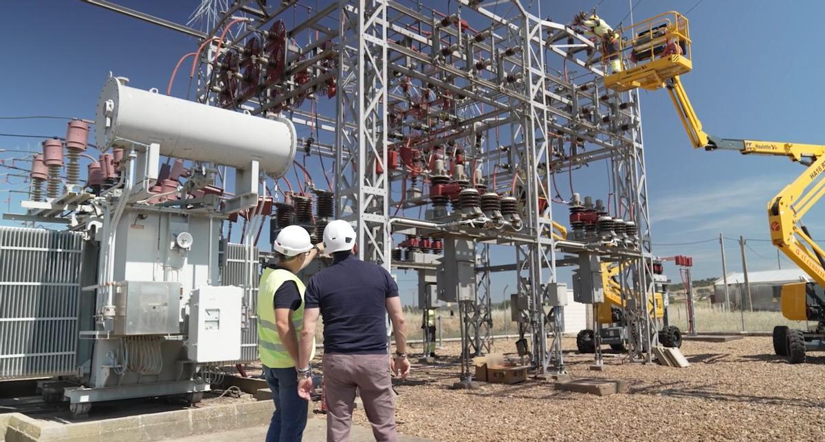 Personal de Iberdrola coloca las piezas en la subestación de Jaraicejo.