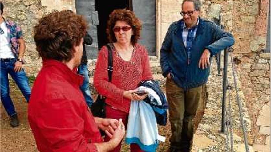 Liz Castro i Quim Torra, ahir a l&#039;entrada de l&#039;ermita de Pedra d&#039;Àger, a la Noguera.