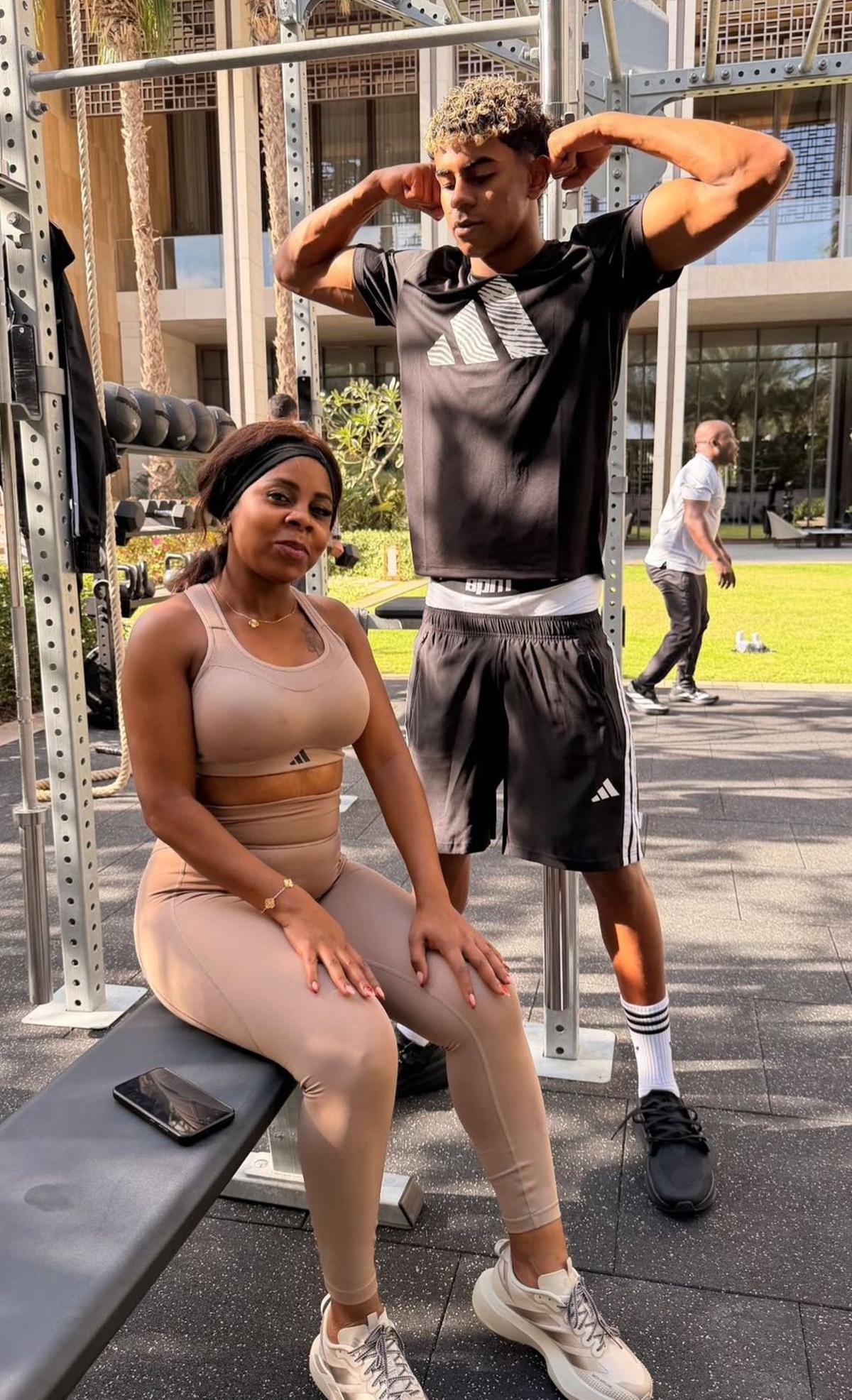 Lamine junto a su madre en el gimnasio