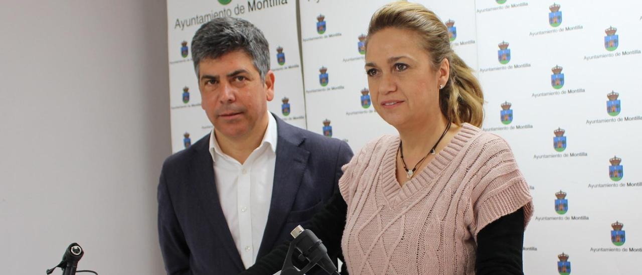 Rafael Llamas y Ana Rodríguez, durante una rueda de prensa celebrada en el Ayuntamiento de Montilla.