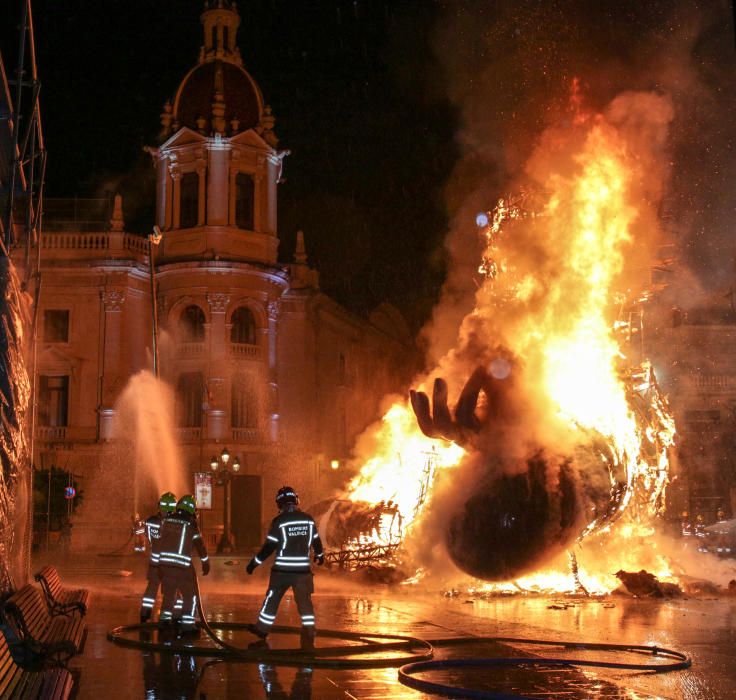 Así ha sido la cremà de la falla municipal