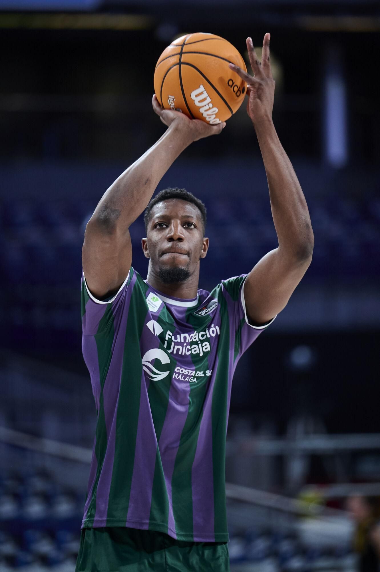Llegada del Unicaja al Movistar Arena y calentamiento de los verdes