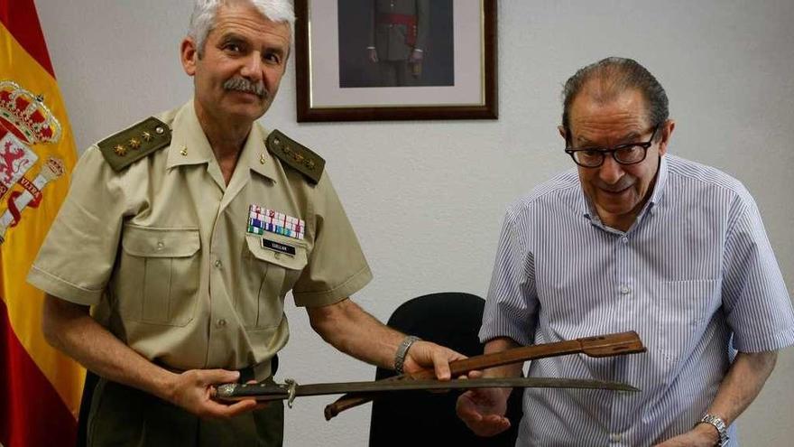 El coronel Cuéllar recibe el machete de manos de Herminio Ramos.