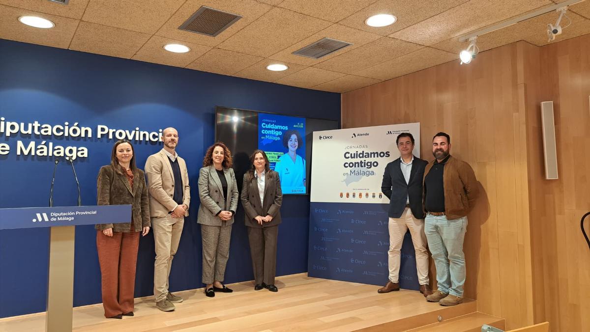 Presentación de ‘Cuidamos contigo’, Celia López, jefa de servicio del SAD en Málaga; Pablo García, delegado de Clece y filiales en Málaga; Antonia Ledesma, vicepresidenta tercera y diputada delegada de Ciudadanía y Equilibrio Territorial de la Diputación de Málaga; Estrella Alvarado, técnica de Selección de Clece y filiales en Málaga; Carlos López, jefe de Grupo de Atende en Málaga y Mario Infantes, técnico de Selección de Clece y filiales en Málaga.