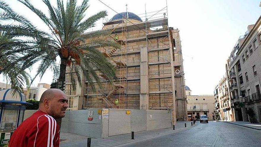 Los andamios todavía recubren la fachada de la iglesia.