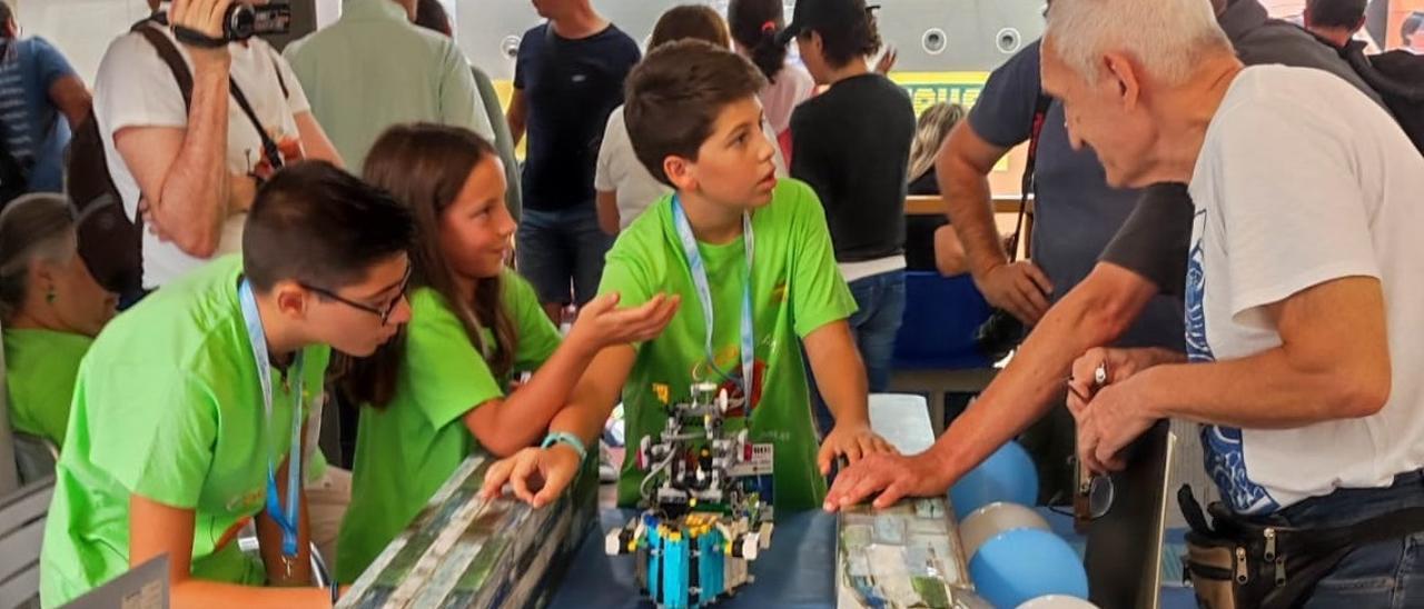 Los niños exponen su proyecto en la World Robot Olympiad.