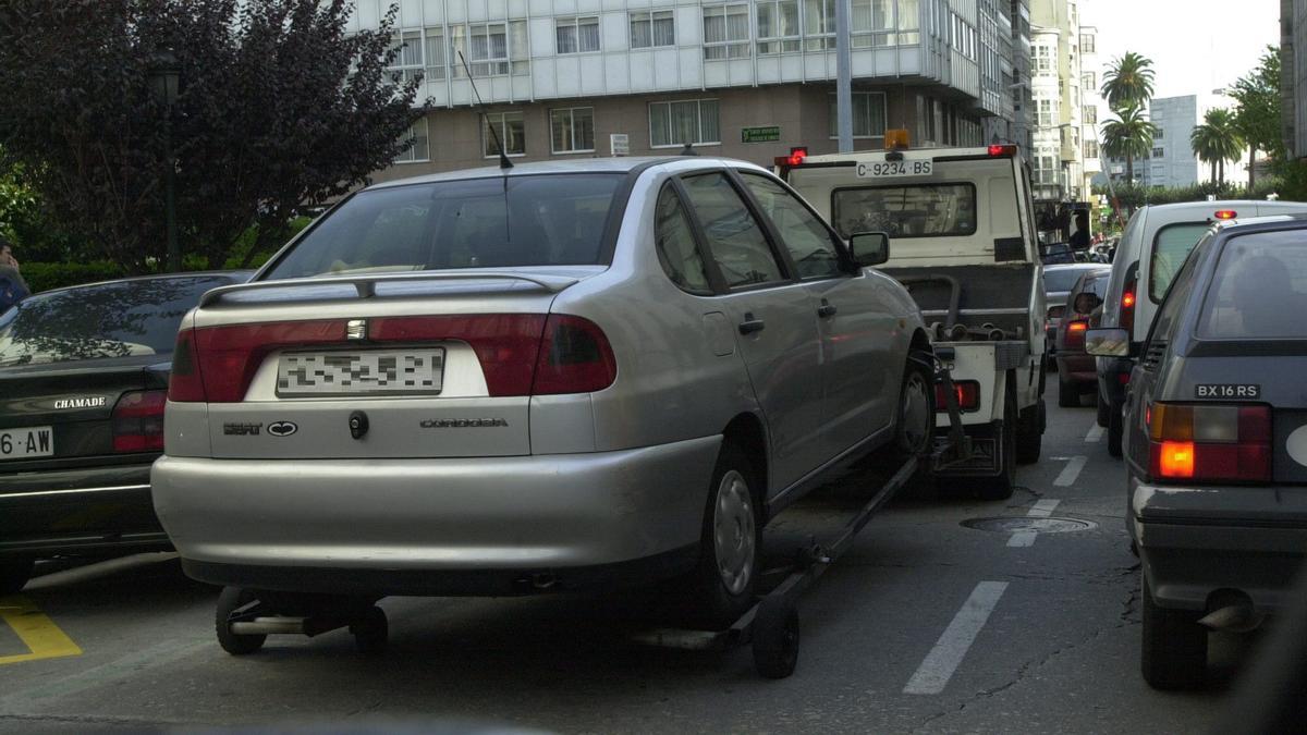 Un coche retira un coche en A Coruña