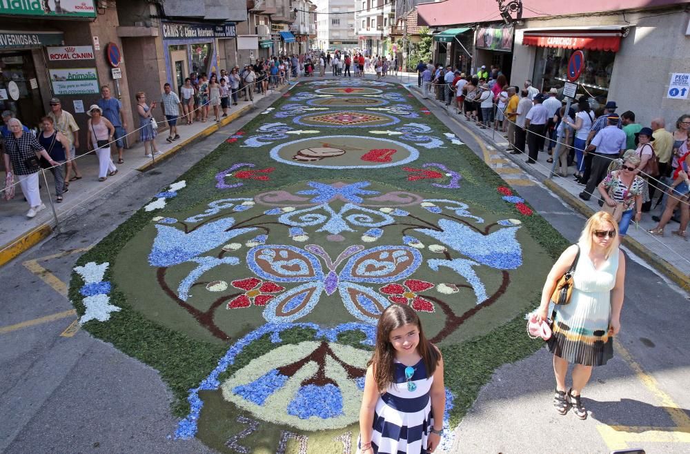 Miles de personas abarrotan las calles de la villa del Tea para disfrutar del Corpus y de las alfombras florales.