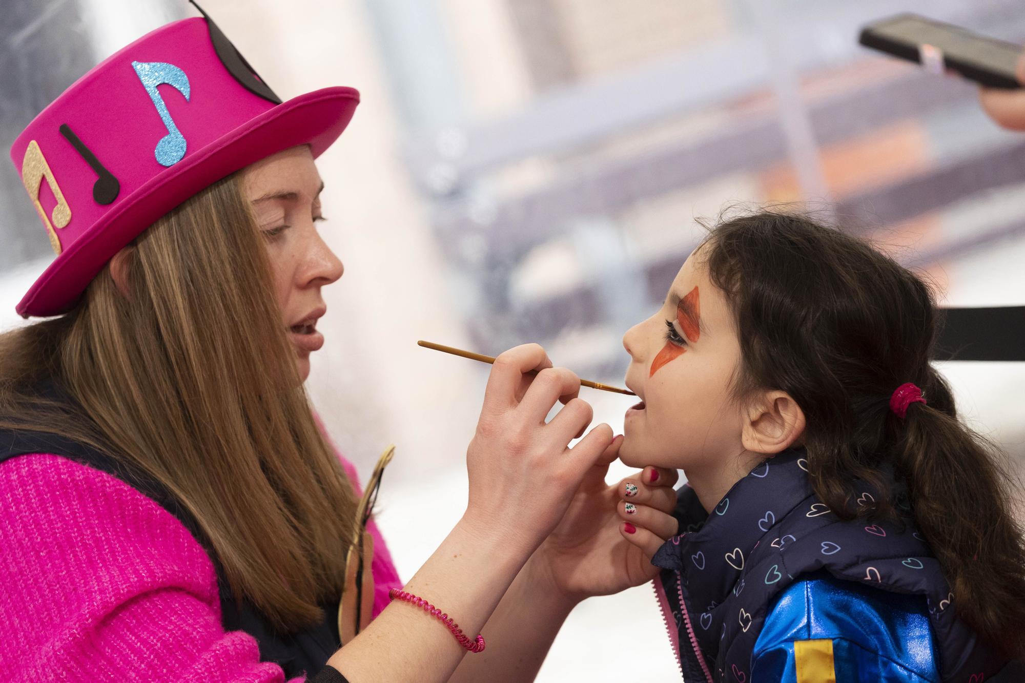 El Antroxu pinta mucho en Llanera: sesión de maquillaje, talleres e hinchables para celebrar el Carnaval en Lugo