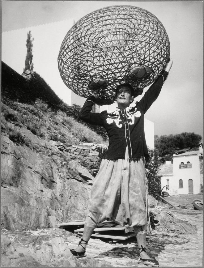 Imagen cedida por Arte Artcurial de Salvador Dalí portando en su cabeza una de las nasa de pescador de Cadaqués que le sirvieron como inspiración para el diseño de la lámpara. EFE