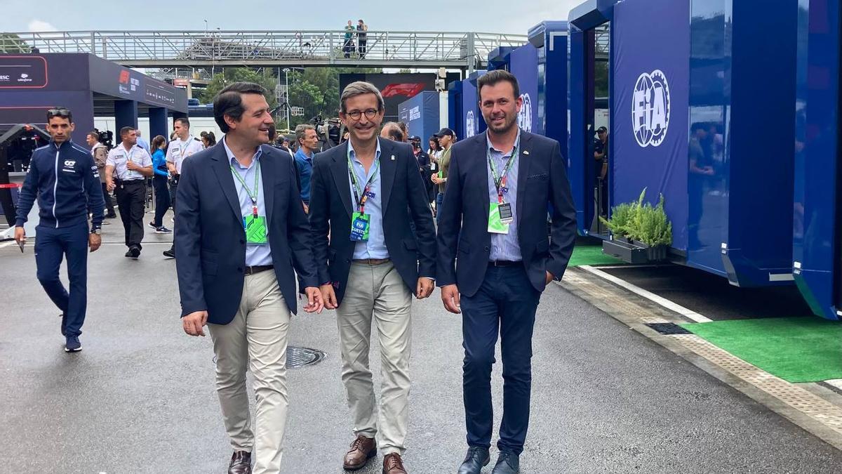 El alcalde junto a dirigentes de la FIA en el pasado GP de Barcelona