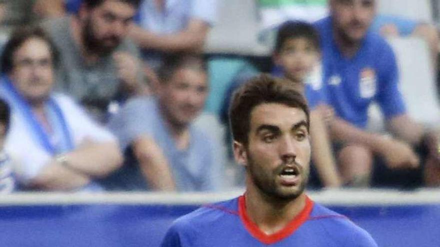 Diegui Johannesson, con el balón, en el Oviedo-Rayo.