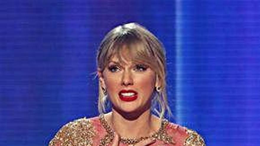 Swift hace historia en los American Music Awards