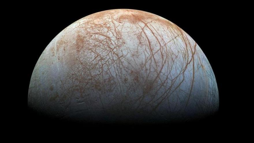 Europa, una luna de Júpiter, tiene géiseres de agua en su superficie