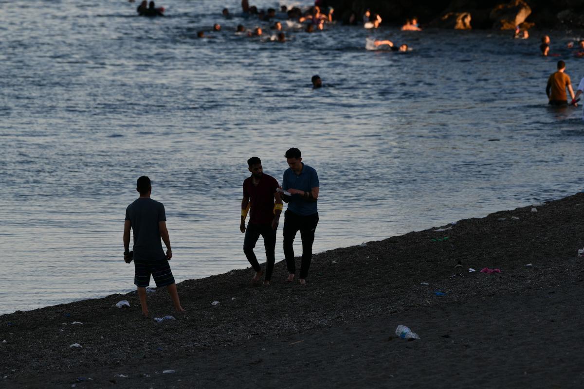 Archivo - Un grupo de personas migrantes camina por la playa del Tarajal, a 17 de mayo de 2021, en Ceuta, (España). España ha movilizado al Ejército en la ciudad tras la entrada de más de 5.000 marroquíes en 24 horas.