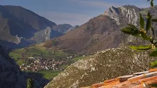 Aguas cristalinas, mitología y paredes de escalada: descubre Amieva, el territorio de las experiencias de montaña