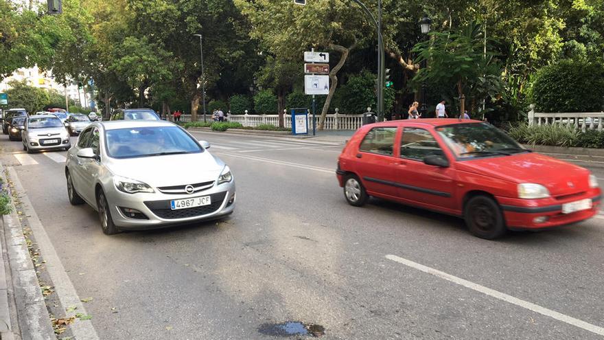 Vehículos transitan por la avenida Ricardo Soriano, en Marbella.