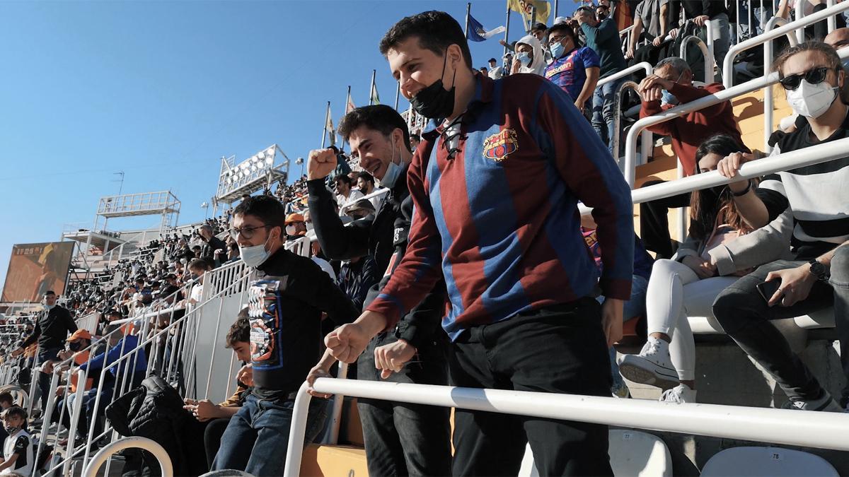 Los peñistas disfrutan de la “Confederació Desplaçaments Experience”. En las gradas de Mestalla