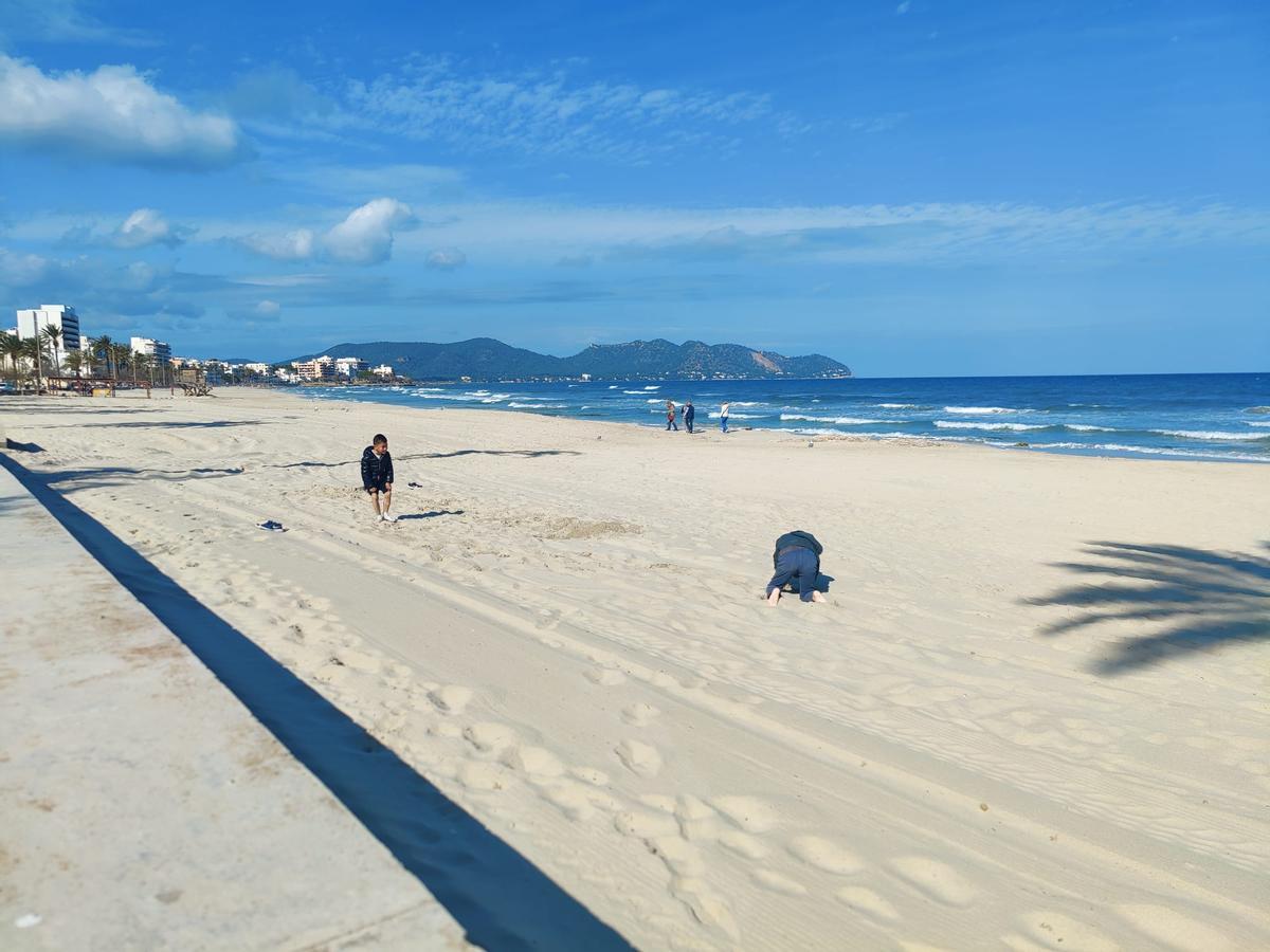 Noch ist der Strand von Cala Millor breit und gut geeignet zum Herumtoben. Das könnte sich allerdings ändern.