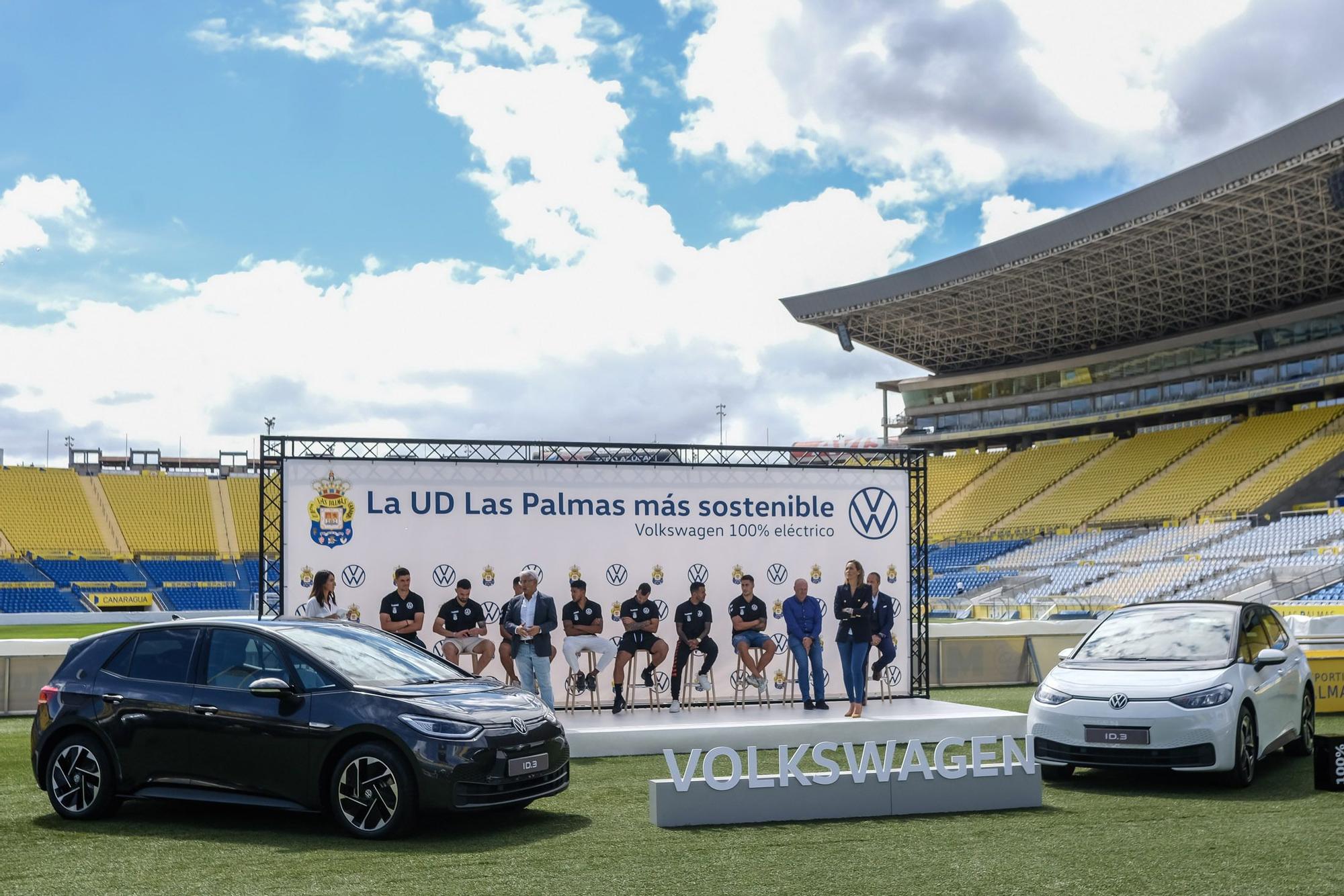 La UD Las Palmas recibe la nueva flota de coches eléctricos Volkswagen ID.3