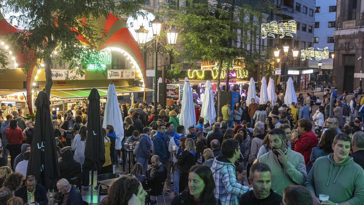La plaza Porlier, abarrotada de gente en las fiestas de San Mateo.