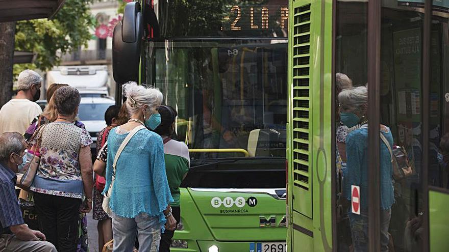 Un grup de ciutadans a punt de pujar a l’autobús urbà de Manresa | MIREIA ARSO