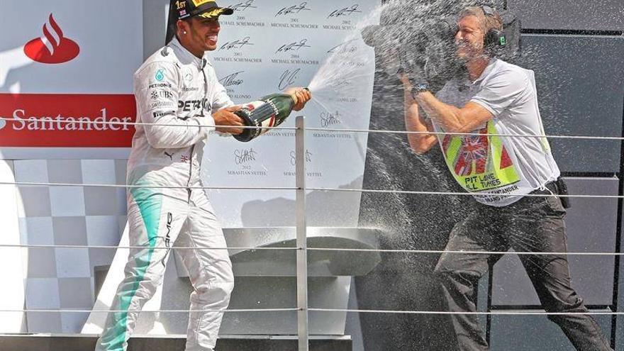 Hamilton vence en casa al aprovechar una avería en el coche de Rosberg