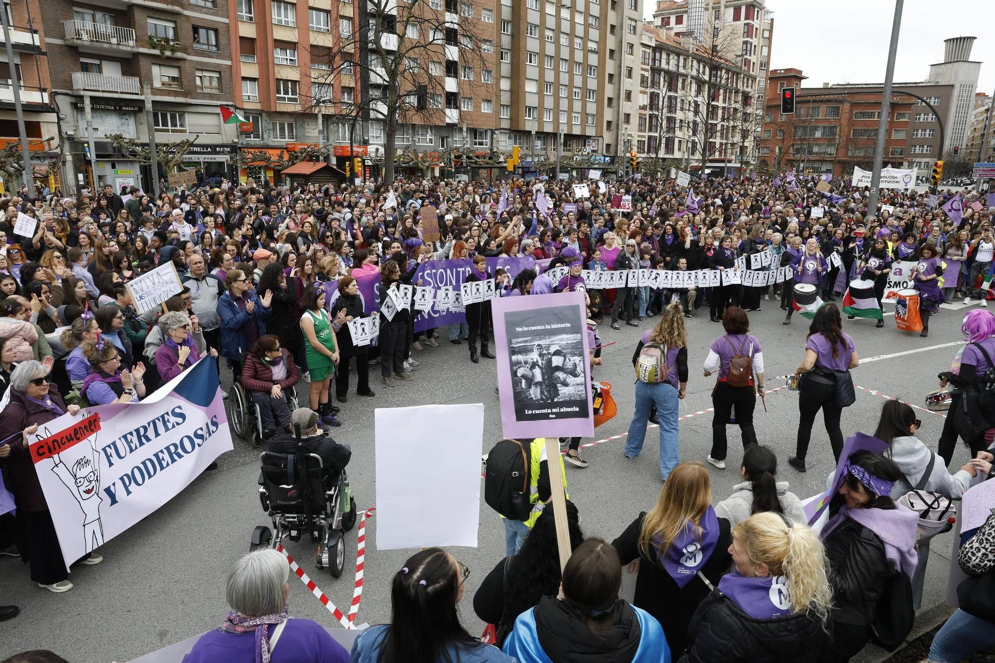 EN IMÁGENES: Carrozas, batucada y pancartas: así ha sido la multitudinaria manifestación del 8M en Asturias
