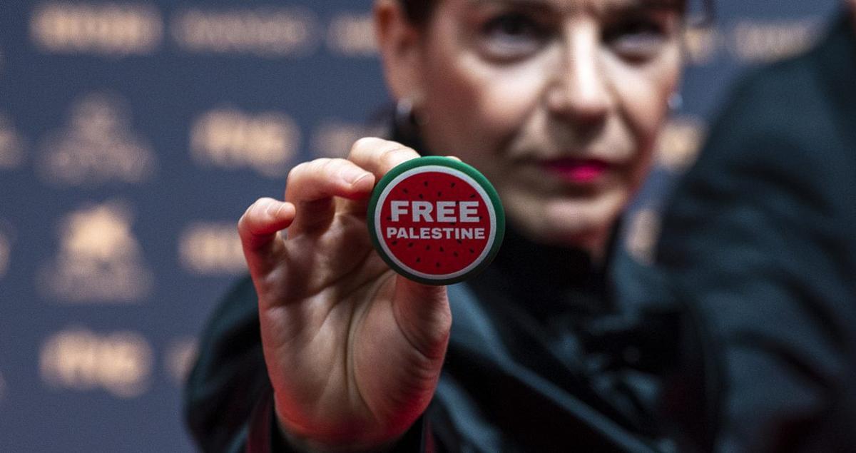 Una alfombra de color vermell indignació per Trump