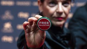 Una alfombra de color vermell indignació per Trump