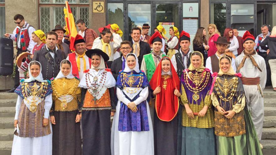 Componentes de la colla ibicenca en el festival de la ciudad lituana de Siauliai.