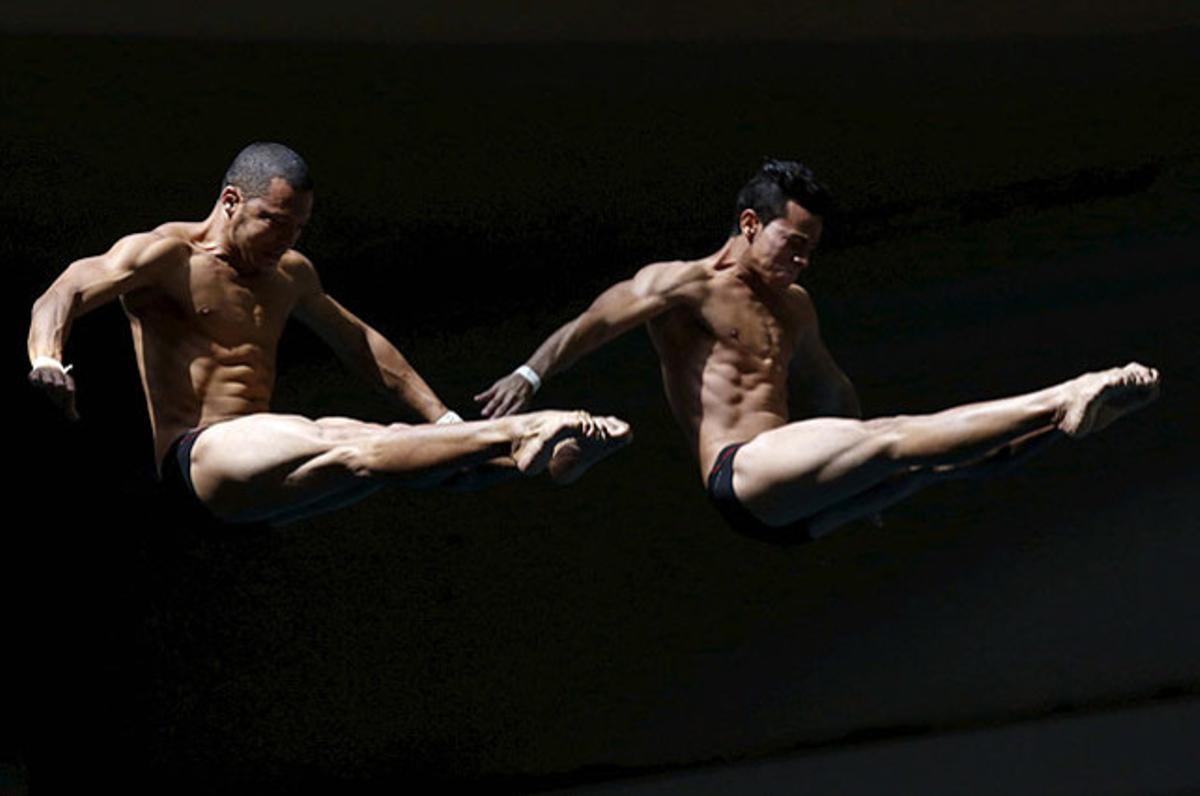 Els cubans José Antonio Guerra i Jerinkler Ernesto Aguirre, durant la seva participació en la final sincronitzada de plataforma del Gran Premi FINA 2012, al Centre de Natació M-86 de Madrid.