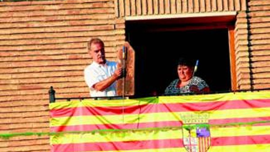 El pregón y el desfile de carrozas abren las fiestas 2014