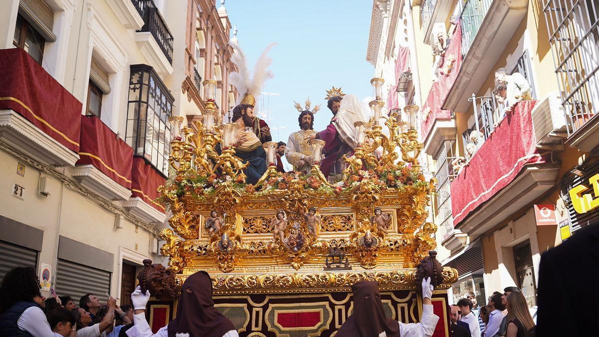 Vídeo | Así avanza la Hermandad del Carmen por la calle Trajano
