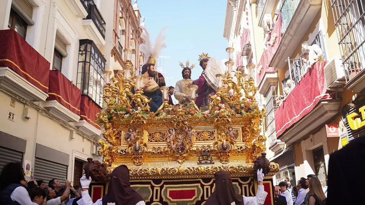 Vídeo | Así avanza la Hermandad del Carmen por la calle Trajano