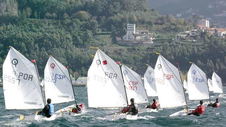 Una de las cuatro mangas disputadas ayer en la ría de Vigo.