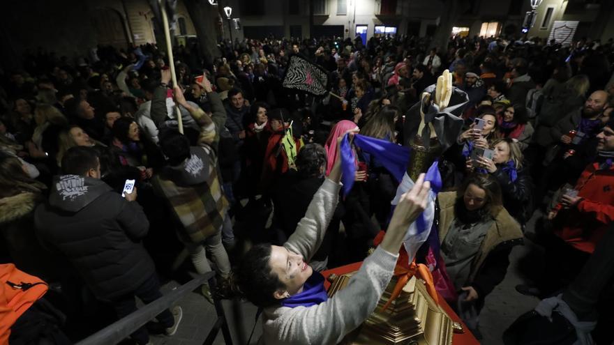 VÍDEO | Así fue el multitudinario encuentro de cofradías en la plaza Llorenç Bisbal, en Palma